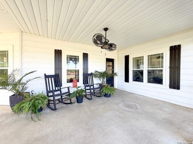 901 ZIG ZAG AVE, Devine, TX 78016