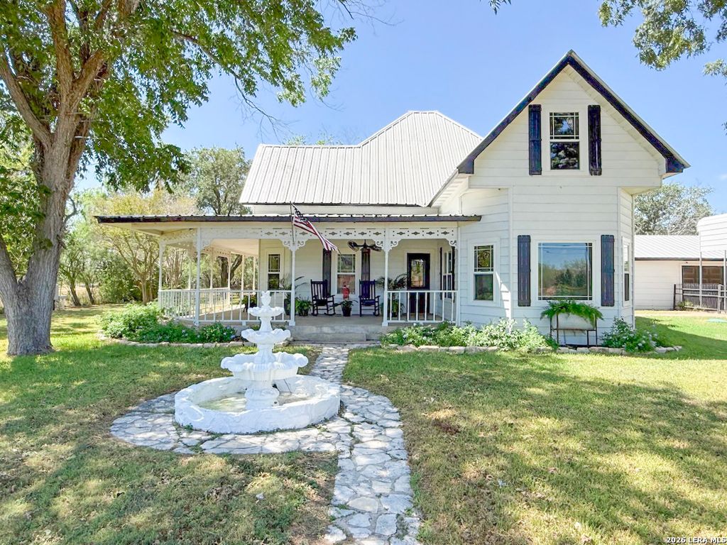 901 ZIG ZAG AVE, Devine, TX 78016