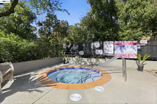 2455 2455 Saint Helena Dr 5, Hayward, CA 94542