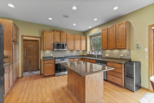 16943 Candlewood Parkway, Eden Prairie, MN 55347