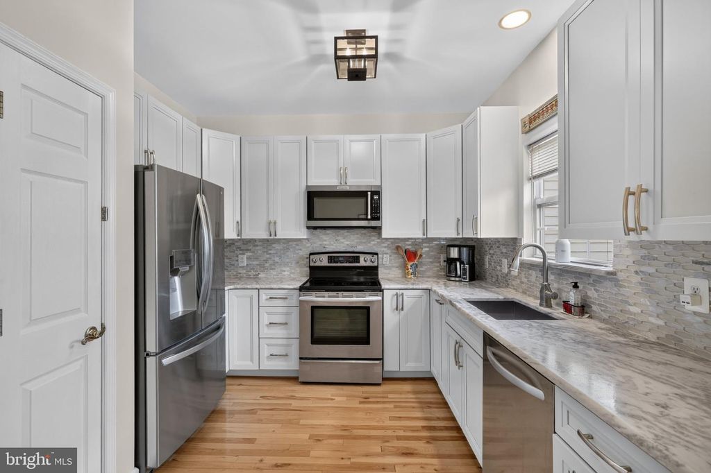 3821 DOMINION MILL DR, Alexandria, VA 22304