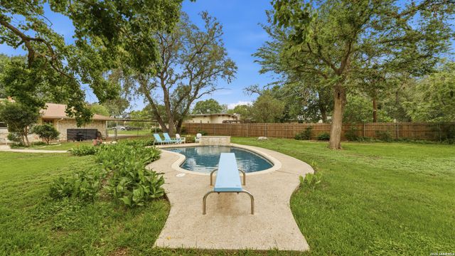 10703 Bar X Trl, Helotes, TX 78023
