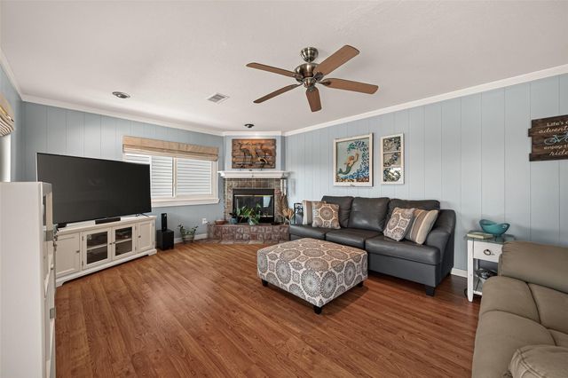 674 Warsaw Street, Bayou Vista, TX 77563