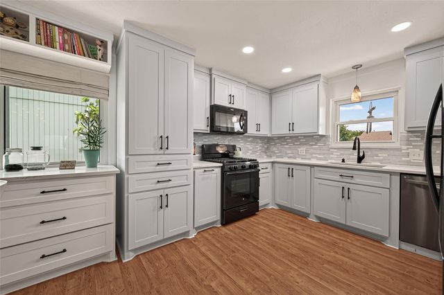 674 Warsaw Street, Bayou Vista, TX 77563