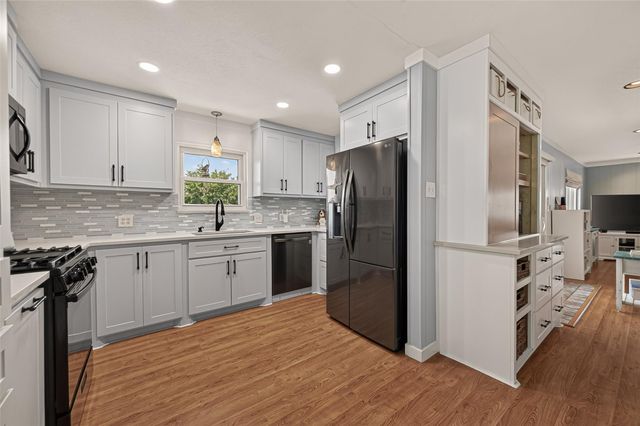674 Warsaw Street, Bayou Vista, TX 77563