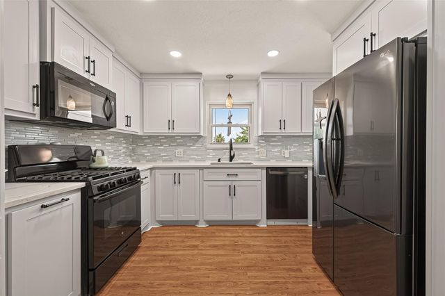 674 Warsaw Street, Bayou Vista, TX 77563
