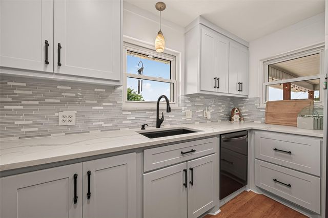 674 Warsaw Street, Bayou Vista, TX 77563