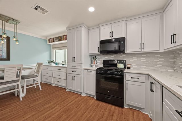 674 Warsaw Street, Bayou Vista, TX 77563