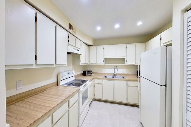 2020 NW 119th Street 1121, Miami, FL 33167