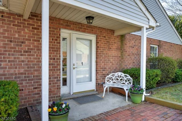 1 Gerald Ct, Lebanon Boro, NJ 08833