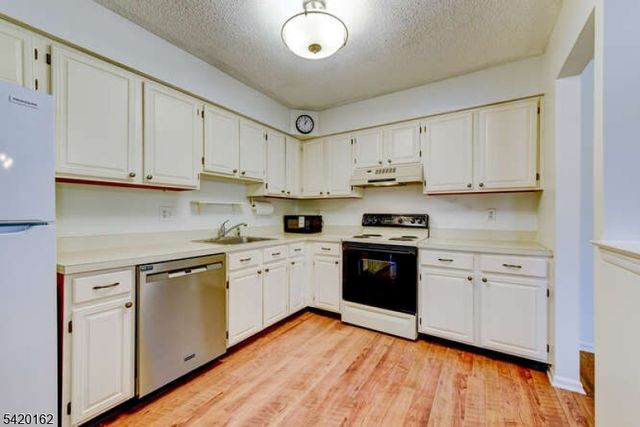 1 Gerald Ct, Lebanon Boro, NJ 08833