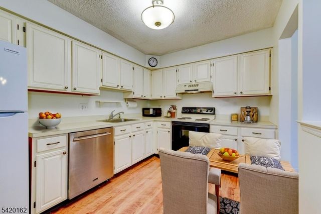 1 Gerald Ct, Lebanon Boro, NJ 08833