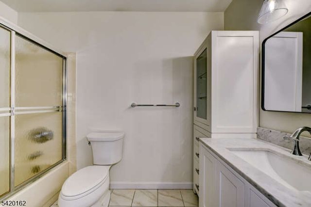 1 Gerald Ct, Lebanon Boro, NJ 08833