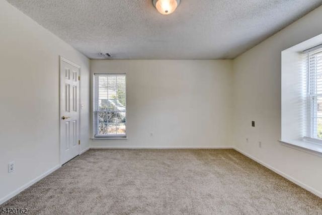 1 Gerald Ct, Lebanon Boro, NJ 08833