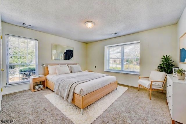 1 Gerald Ct, Lebanon Boro, NJ 08833