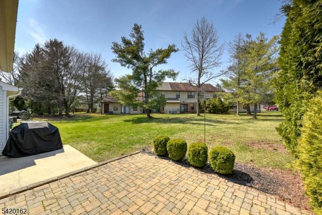1 Gerald Ct, Lebanon Boro, NJ 08833
