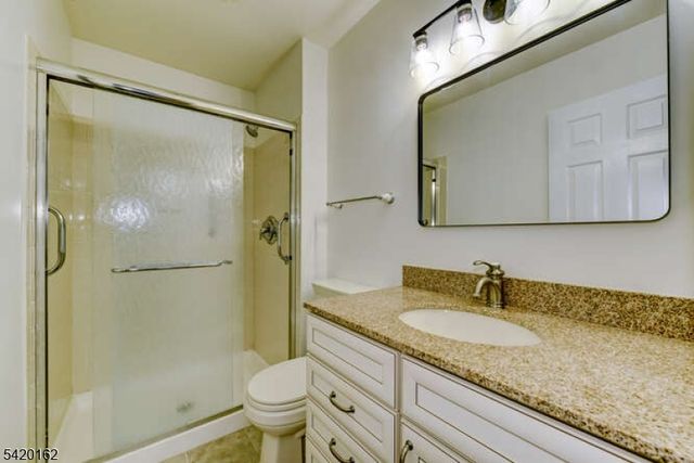 1 Gerald Ct, Lebanon Boro, NJ 08833