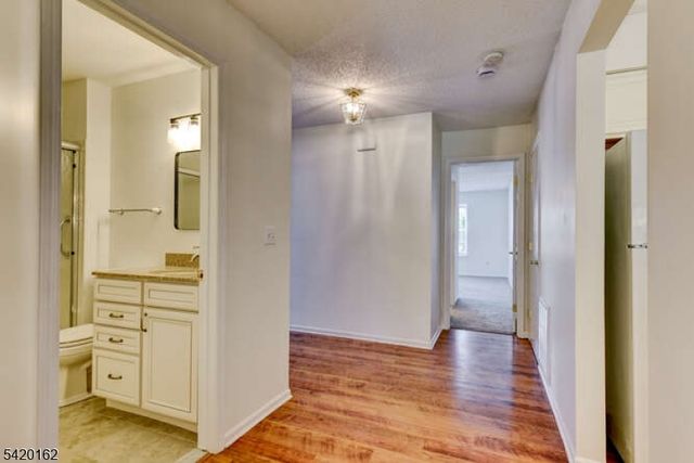 1 Gerald Ct, Lebanon Boro, NJ 08833