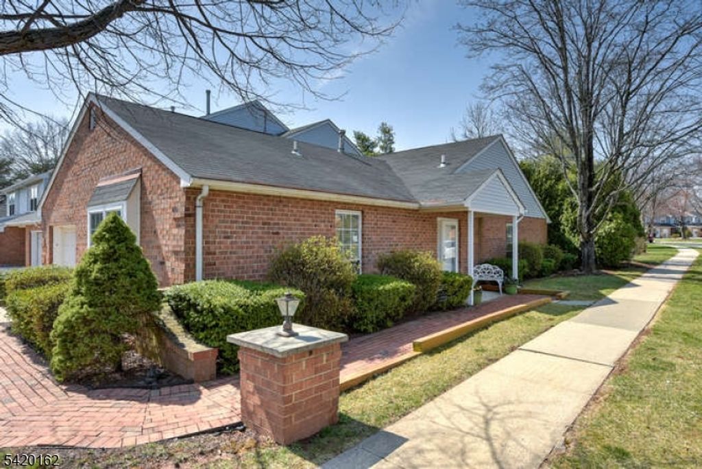 1 Gerald Ct, Lebanon Boro, NJ 08833