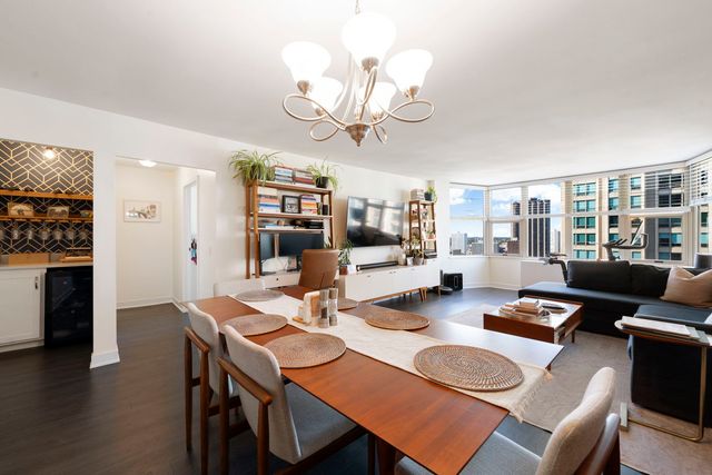 525 W Hawthorne Place 2606, Chicago, IL 60657