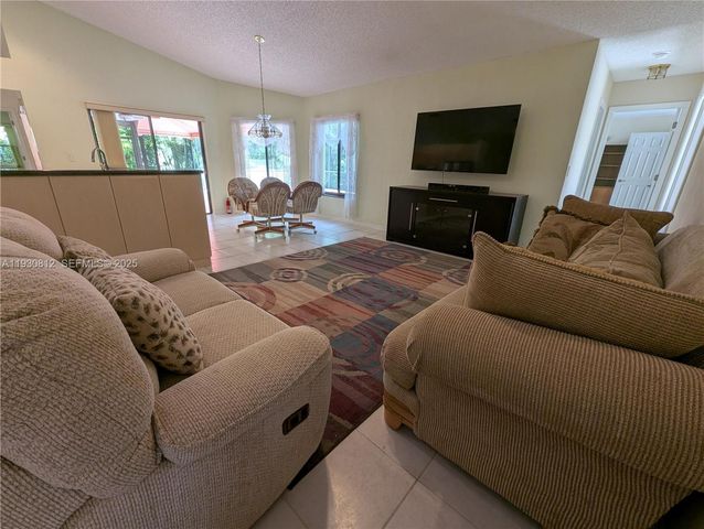 5245 NW 58th Ter, Coral Springs, FL 33067