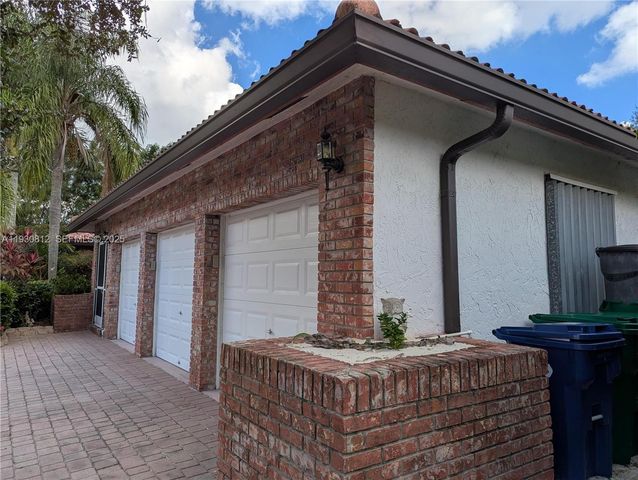 5245 NW 58th Ter, Coral Springs, FL 33067