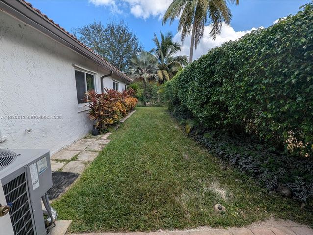 5245 NW 58th Ter, Coral Springs, FL 33067