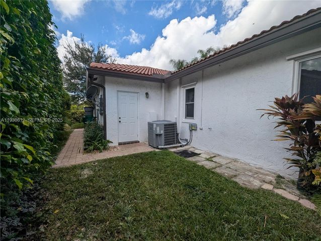 5245 NW 58th Ter, Coral Springs, FL 33067