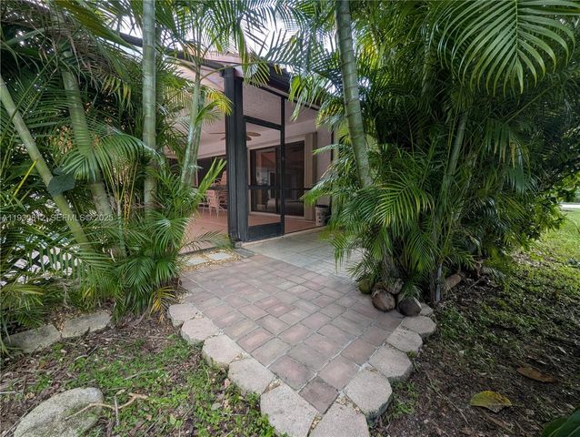 5245 NW 58th Ter, Coral Springs, FL 33067