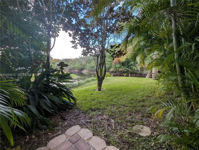 5245 NW 58th Ter, Coral Springs, FL 33067