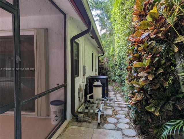 5245 NW 58th Ter, Coral Springs, FL 33067