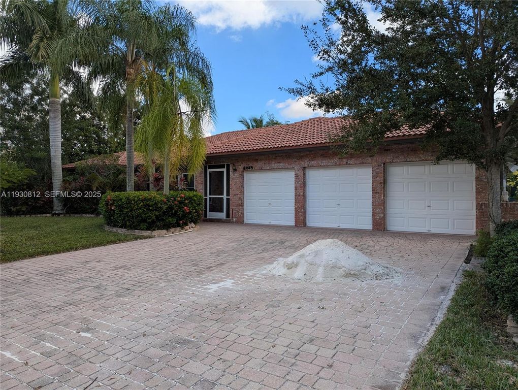 5245 NW 58th Ter, Coral Springs, FL 33067