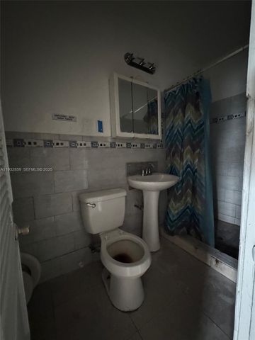 1040 Curtiss Dr, Opa-locka, FL 33054