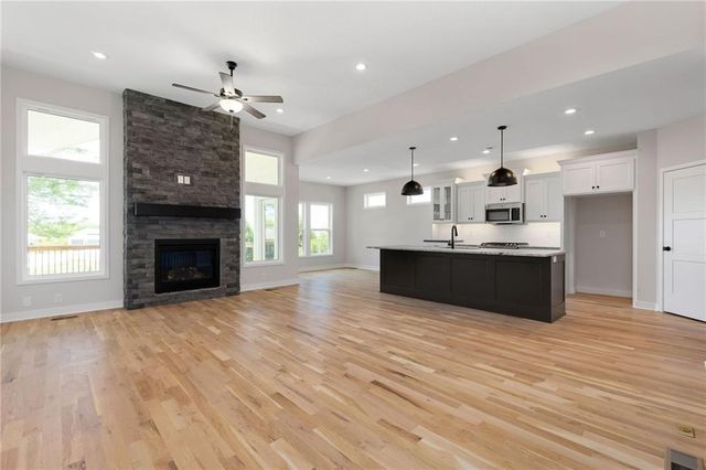 31501 W 86th Court, De Soto, KS 66018