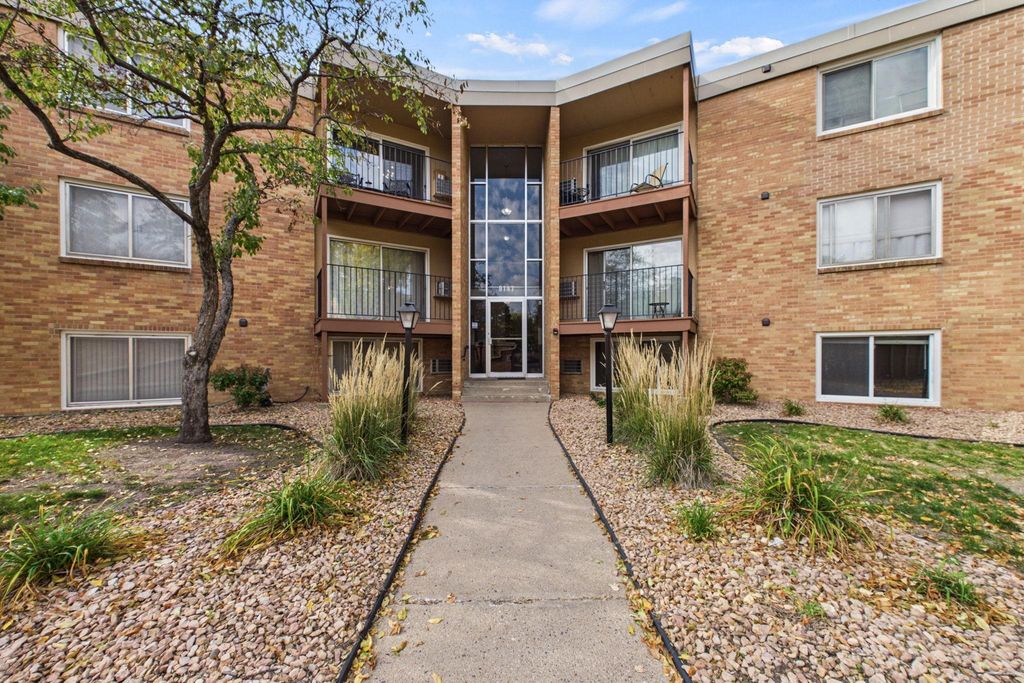 9147 Highway 55 103, Golden Valley, MN 55427 — exterior
