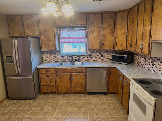 508 9TH Avenue, Canyon, TX 79015
