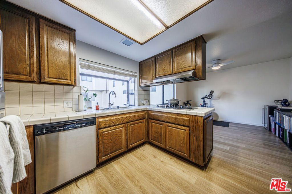 Image 12 of property listing at 18731 Hatteras Street 34, Tarzana, CA 91356