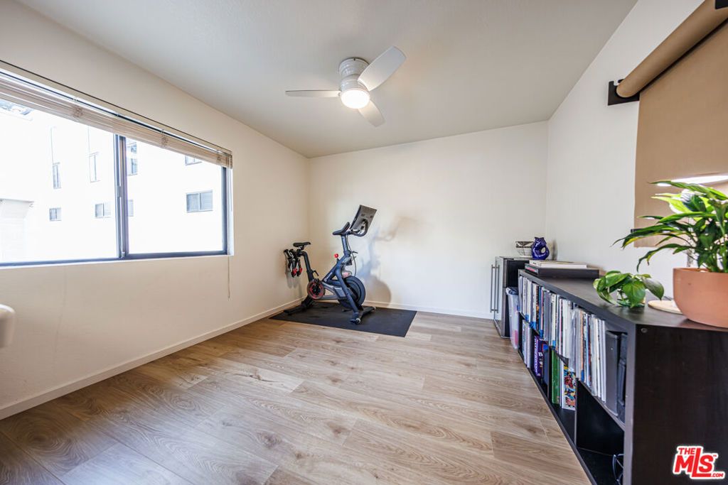 Image 13 of property listing at 18731 Hatteras Street 34, Tarzana, CA 91356