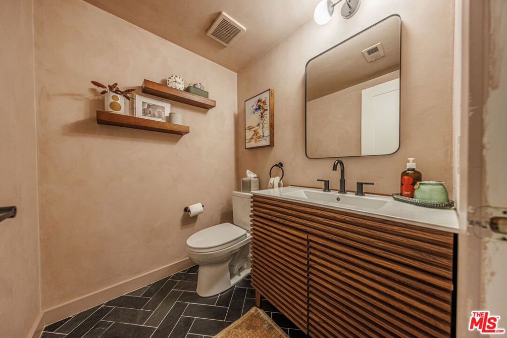 Image 14 of property listing at 18731 Hatteras Street 34, Tarzana, CA 91356