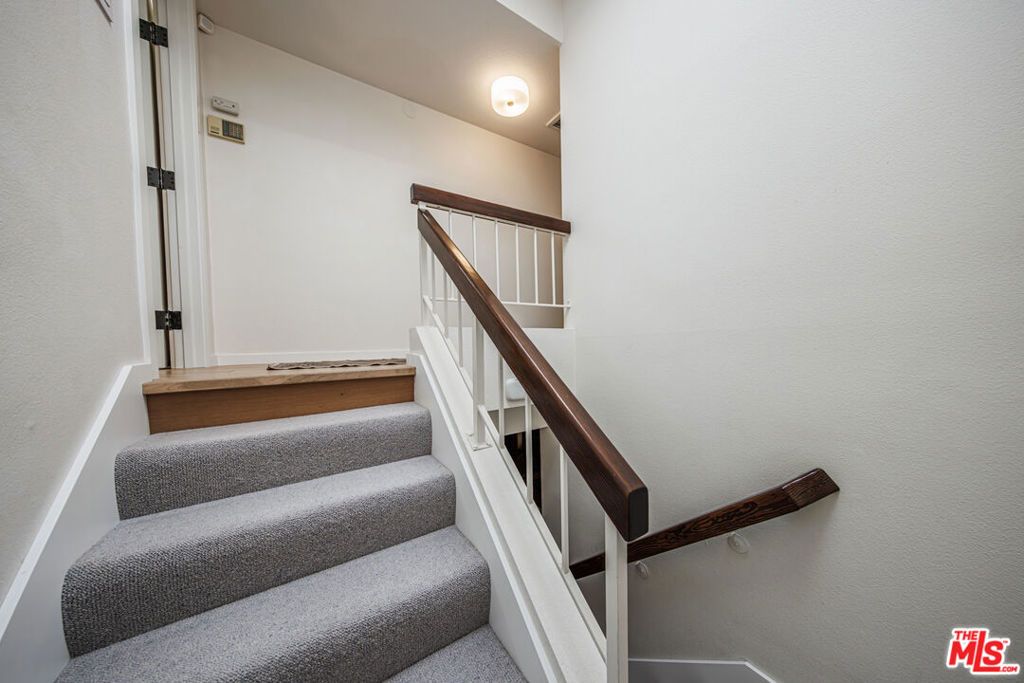 Image 15 of property listing at 18731 Hatteras Street 34, Tarzana, CA 91356