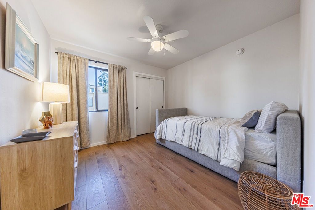 Image 16 of property listing at 18731 Hatteras Street 34, Tarzana, CA 91356