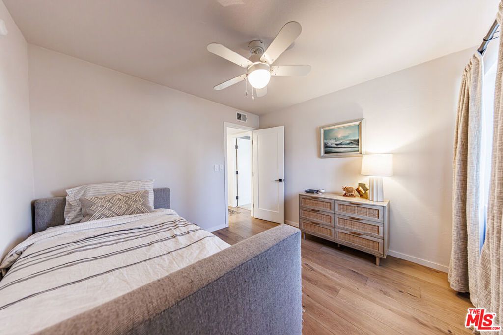 Image 17 of property listing at 18731 Hatteras Street 34, Tarzana, CA 91356