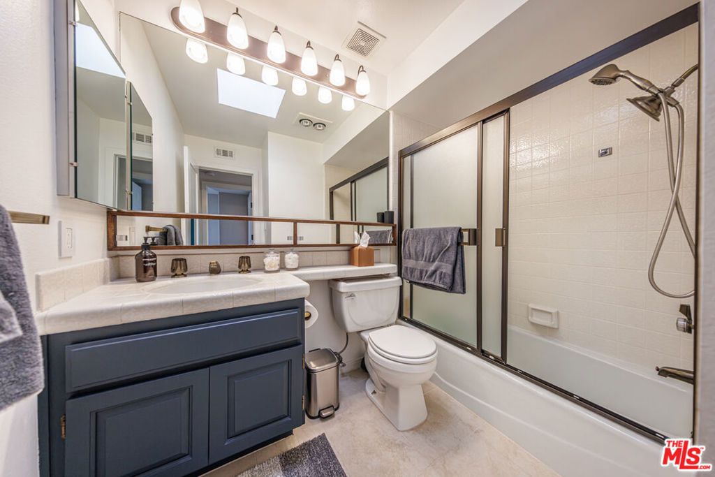 Image 18 of property listing at 18731 Hatteras Street 34, Tarzana, CA 91356