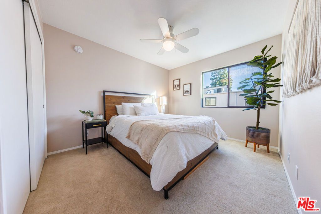 Image 19 of property listing at 18731 Hatteras Street 34, Tarzana, CA 91356