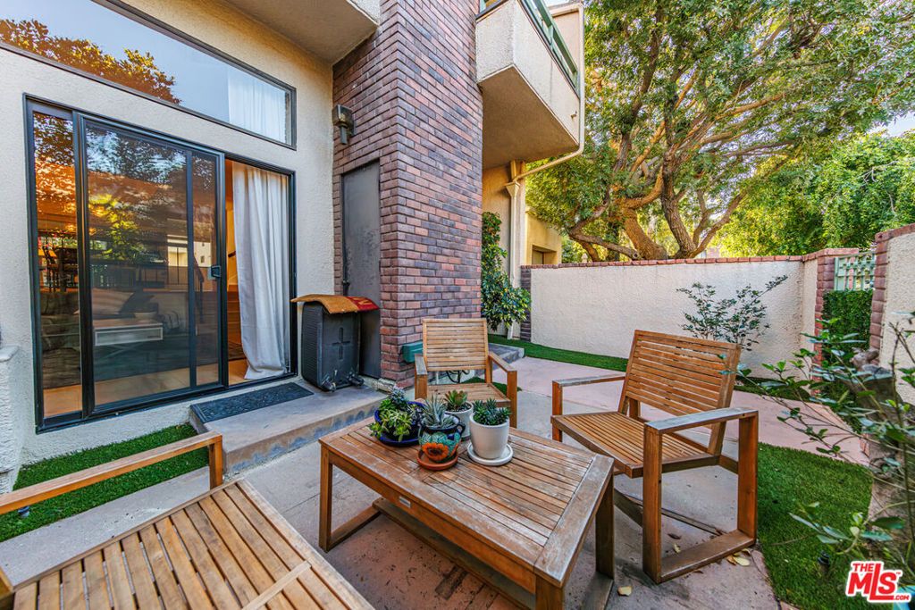 Image 2 of property listing at 18731 Hatteras Street 34, Tarzana, CA 91356