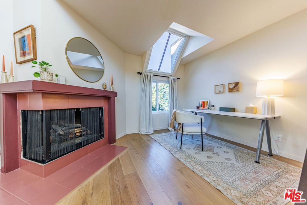 Image 23 of property listing at 18731 Hatteras Street 34, Tarzana, CA 91356