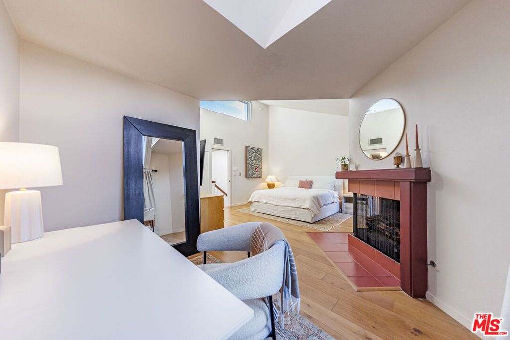 Image 24 of property listing at 18731 Hatteras Street 34, Tarzana, CA 91356