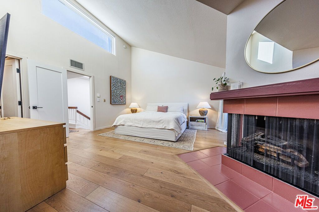 Image 25 of property listing at 18731 Hatteras Street 34, Tarzana, CA 91356