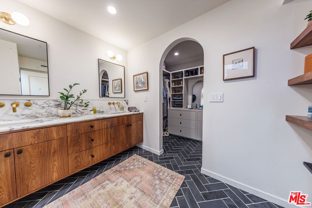 Image 26 of property listing at 18731 Hatteras Street 34, Tarzana, CA 91356