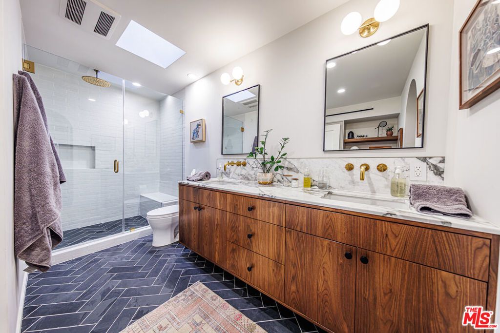 Image 27 of property listing at 18731 Hatteras Street 34, Tarzana, CA 91356